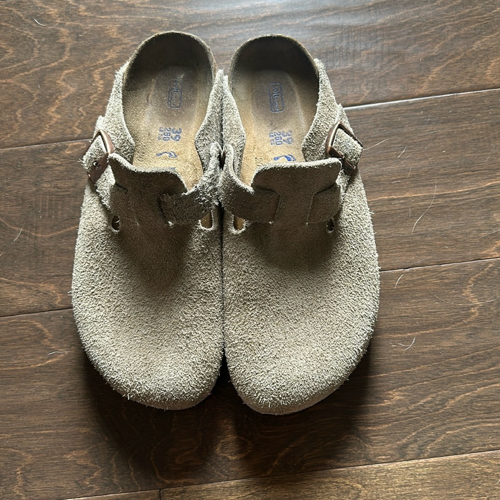 Suede tan Birkenstock clogs